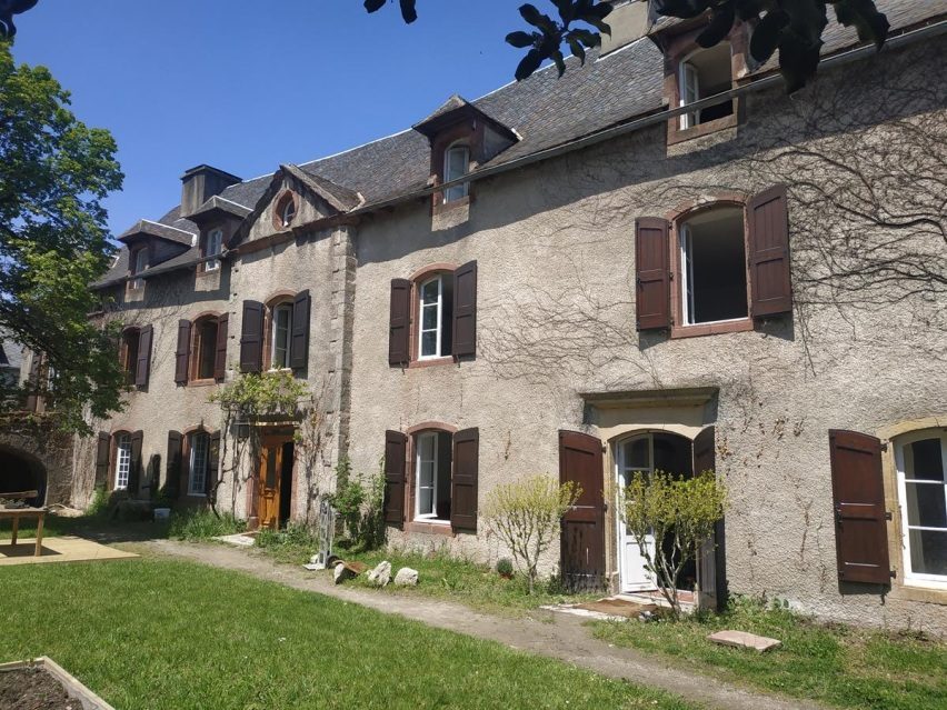 Façade du bâtiment 1 et jardin clos