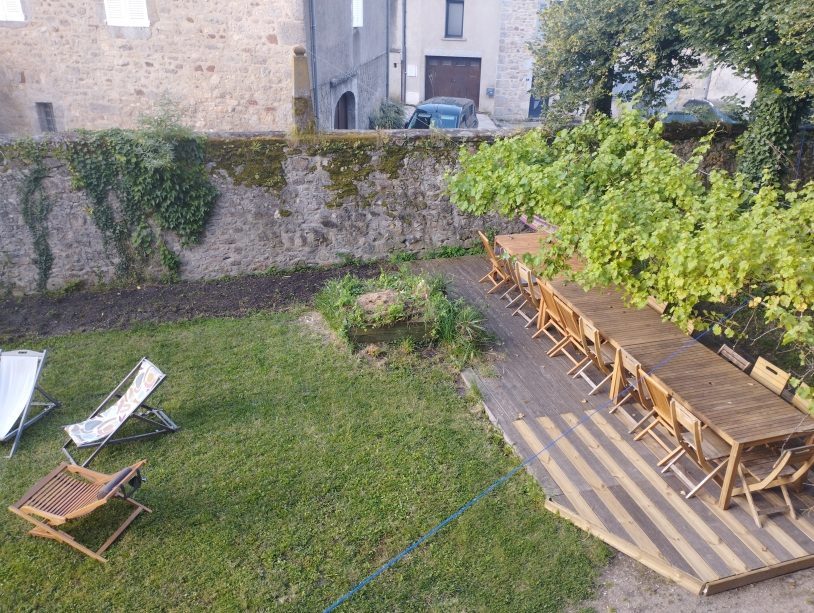 Le jardin avec la grande table pour les repas