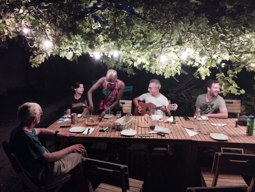 Repas en soirée sous la treille