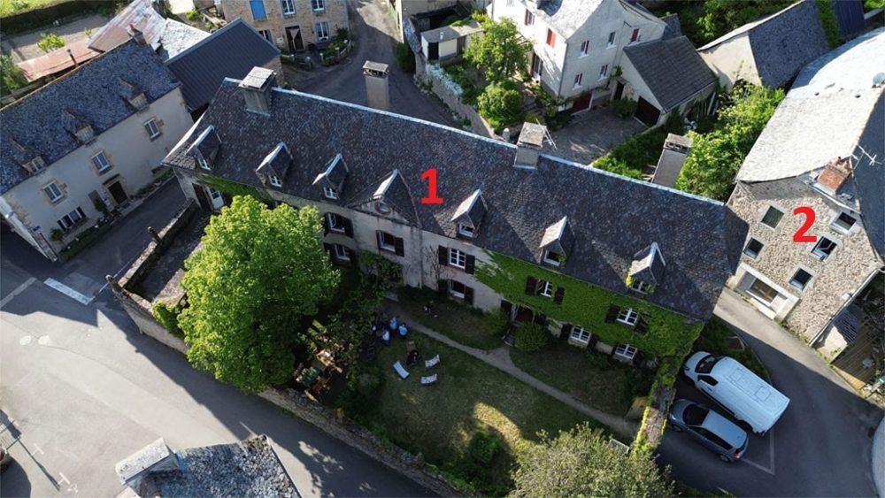 Vue aérienne de L’Arche d’Yvann avec les deux bâtiments repérés 1 et 2