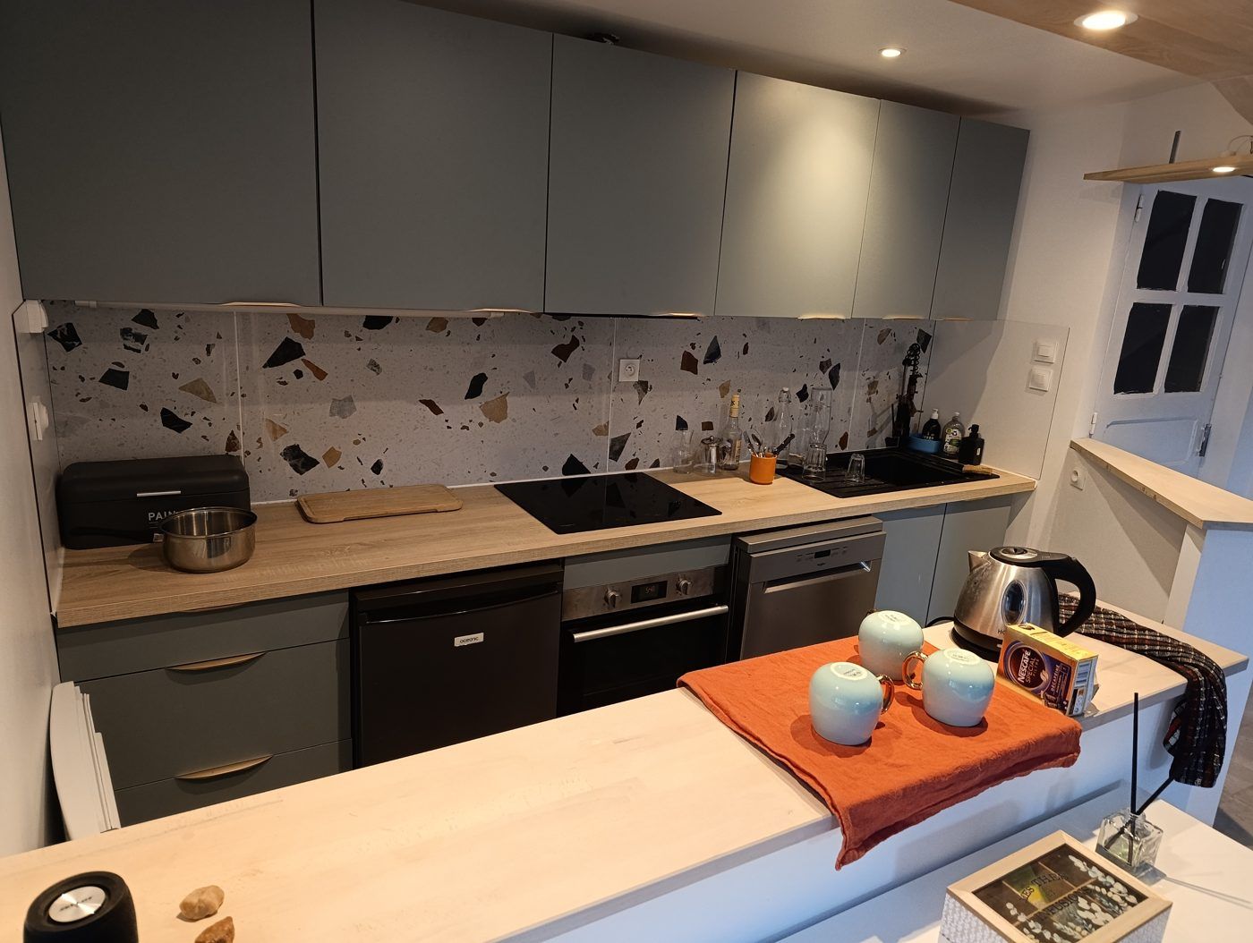 Cuisine équipée avec plaque, four et lave-vaisselle
