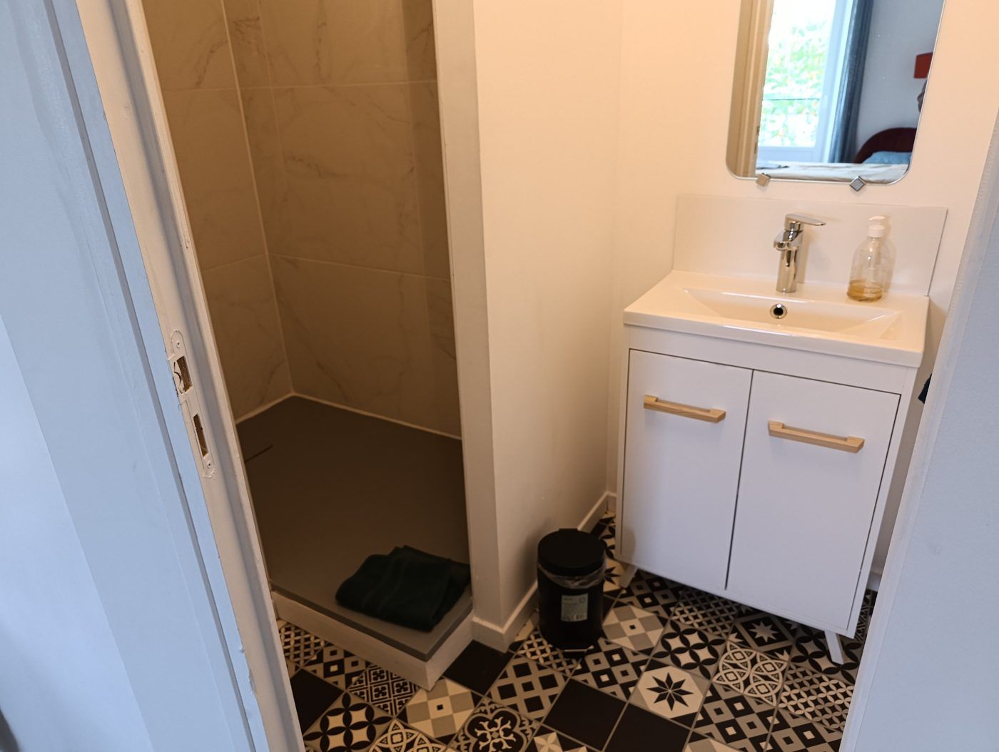 Salle de bain avec douche et meuble lavabo
