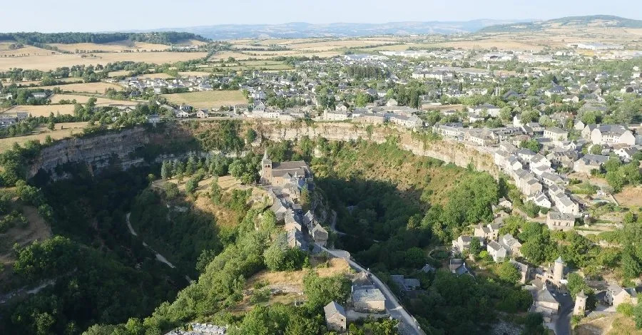 Vue panoramique spectaculaire sur le cirque naturel du Trou de Bozouls et son canyon en Aveyron