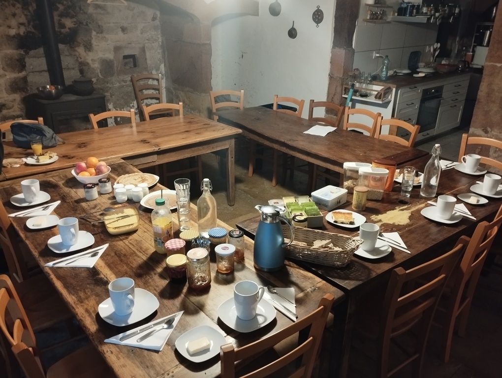 Table du petit-déjeuner copieux et gourmand - L'arche d'Yvann