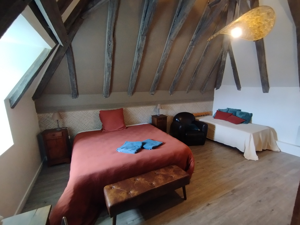 Lit douillet dans une chambre d'hôtes cocooning - L'arche d'Yvann Aveyron