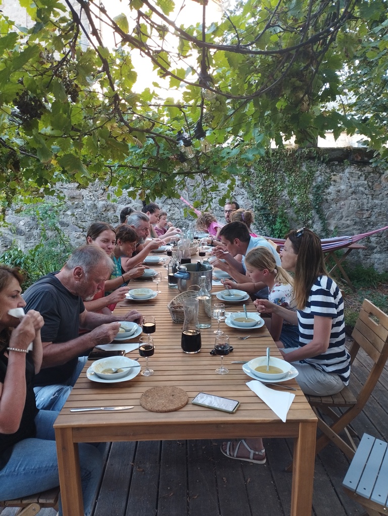 Table du petit-déjeuner copieux et gourmand - L'arche d'Yvann