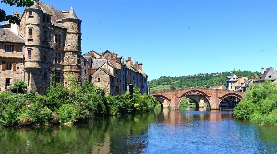 Le Vieux Palais et le Pont-Vieux médiéval enjambant le Lot à Espalion en Aveyron