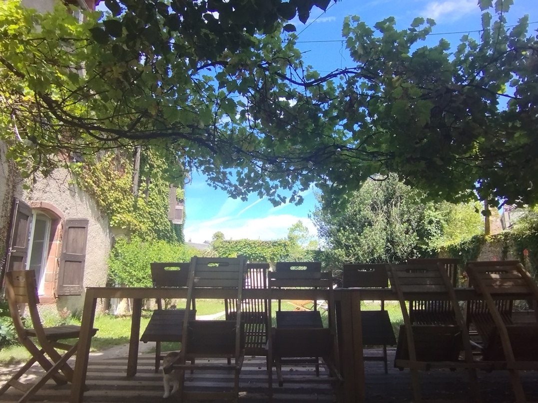 Vue du jardin et table de jardin - L'arche d'Yvann